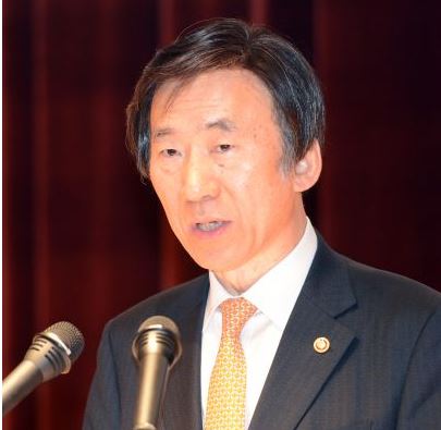 ˝美·中 사이 샌드위치 발언은 자기 비하˝… 윤병세, 강한 비판  