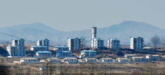 북한 ‘자체 생산’ 경비행기 직접 시험비행한 김정은  