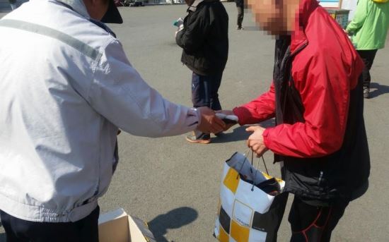 [교회누나의 천국 이야기 8] 오른손이 한일 왼손도 모르게… 홍제동 어머님의 노숙인 ‘섬김’  