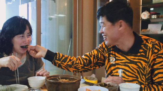 ‘님아’에 이은 특별하고 사랑스러운 잉꼬부부 탄생! ‘반짝이는 박수 소리’ 주인공  