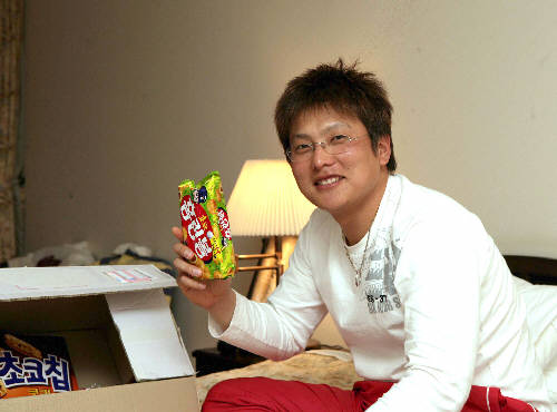 한화 김태균, 경기 도중 손가락 부상으로 교체  