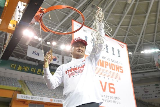 3년 연속 챔프전 우승 ‘만수’ 유재학 감독 “새로운 시작…다음 시즌엔 토털농구 선보일 것”  