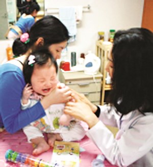수막구균 백신접종 시기, 의료기관 따라 두 견해… 엄마들 대혼란  