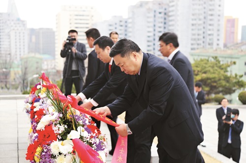 [포토] 駐북한 중국대사, 북·중 우호탑 헌화  