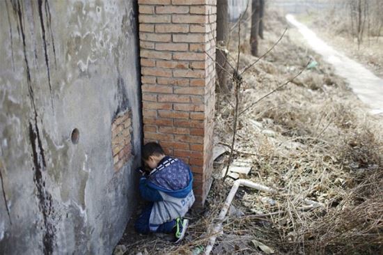 HIV 감염돼 가족과 마을 사람들에게 버려진 아이  