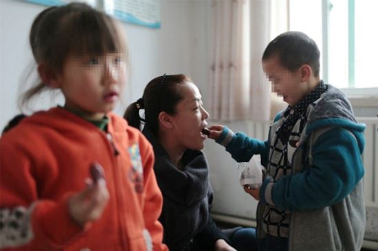 HIV 감염돼 가족과 마을 사람들에게 버려진 아이  