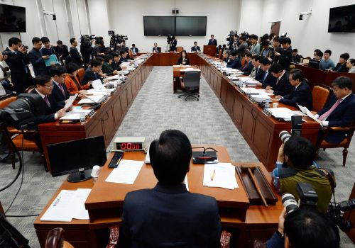 의원정수 늘리기 여전히 논란  