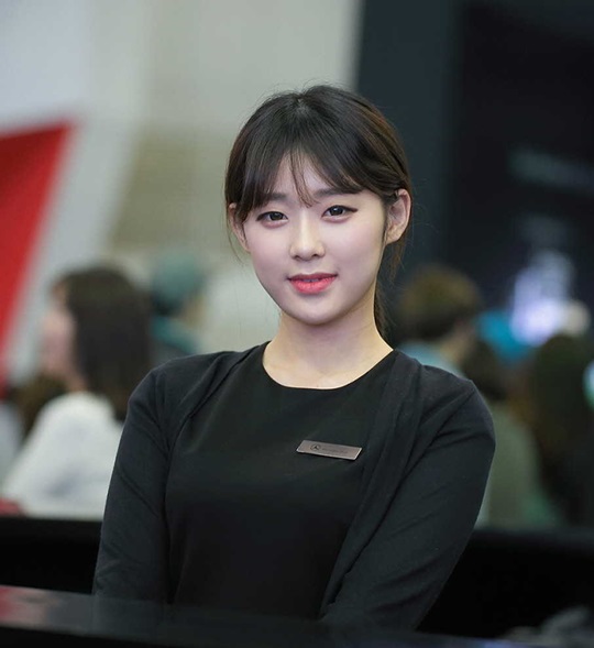 서울모터쇼 퀸 ‘벤츠녀’… 단아한 미모 시선집중  
