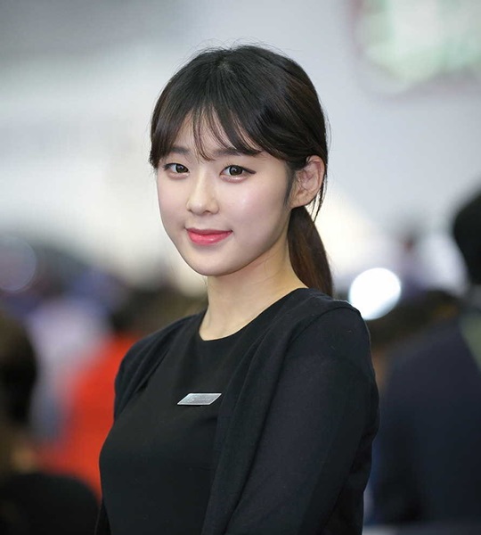 서울모터쇼 퀸 ‘벤츠녀’… 단아한 미모 시선집중  