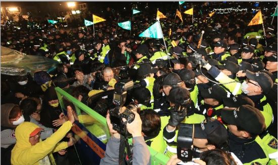 주말 세월호 추모행사 경찰과 충돌, 유족 3명 등 20명 연행… 최루액 뿌리기도  