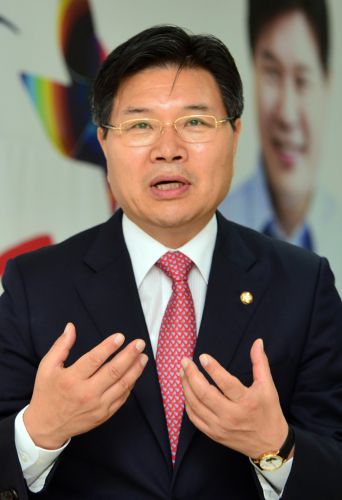 “밥 먹을때 돈통 놓고 미리 밥값 걷었다?”홍문종,대선자금 수수 부인  