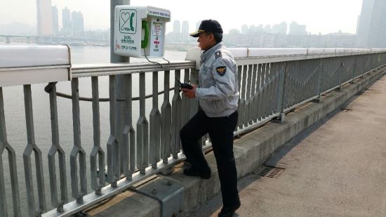 “학생, 뭔일이야” 마포대교 펑펑 울던 여학생 구한 경찰  