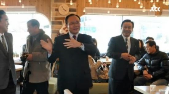‘옆구리 찌르는 사이’ 이완구 출판기념회 간 성완종 포착… 화기애애  
