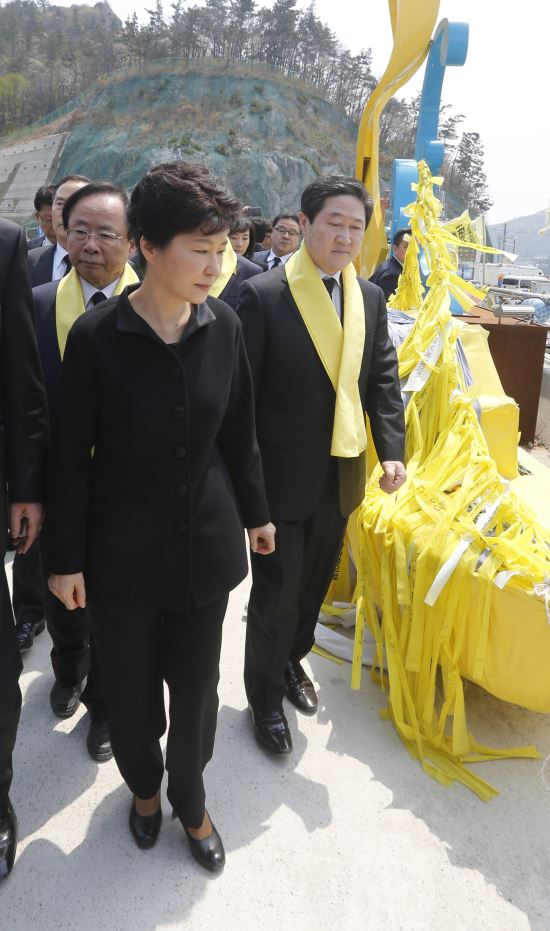 팽목항서 환영받지 못한 朴대통령...유족 만나지 못해  