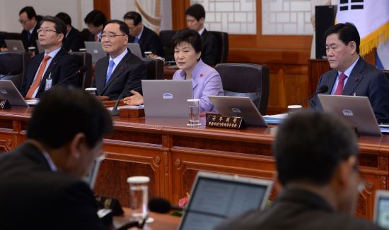 “국정 운영에 만전을 기해달라” 朴대통령, 긴급 수석비서관회의 주재  