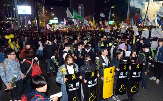 세월호 1주기 추모제 충돌… 계란·캡사이신 최루액 난무  