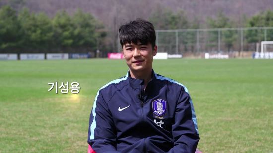 기성용 “즐거운 축구 했으면…” 18세 대표팀에 조언  