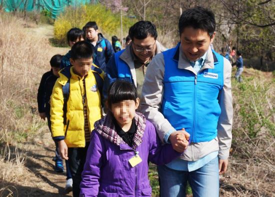 효성 임직원 1900여명, 정신지체장애 학생들과 9년간 따뜻한 동행  