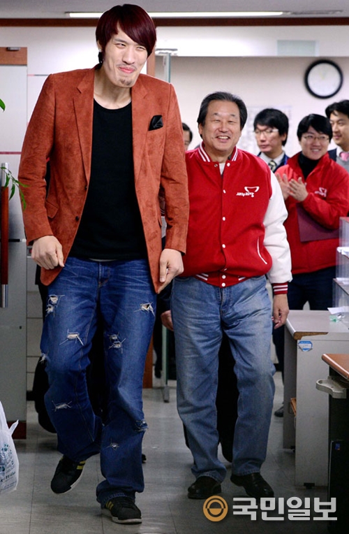 링 주변만 맴돌았던 최홍만의 6년… 로드FC로 격투가 복귀  