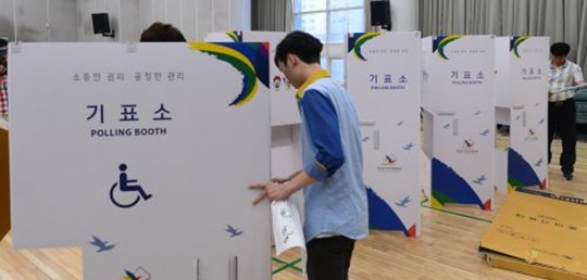 재보선 투표장면 누군가 엿본다?… 일부 유권자 “가림막이 왜 없나”  