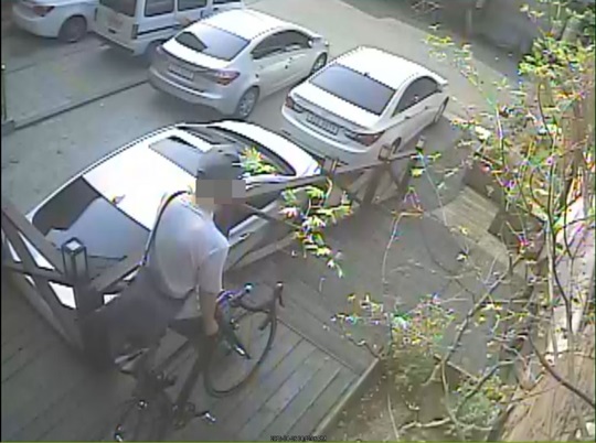 여친 망보게 하고 남친은 슬쩍… CCTV 피했지만 블박에 딱 걸렸다  