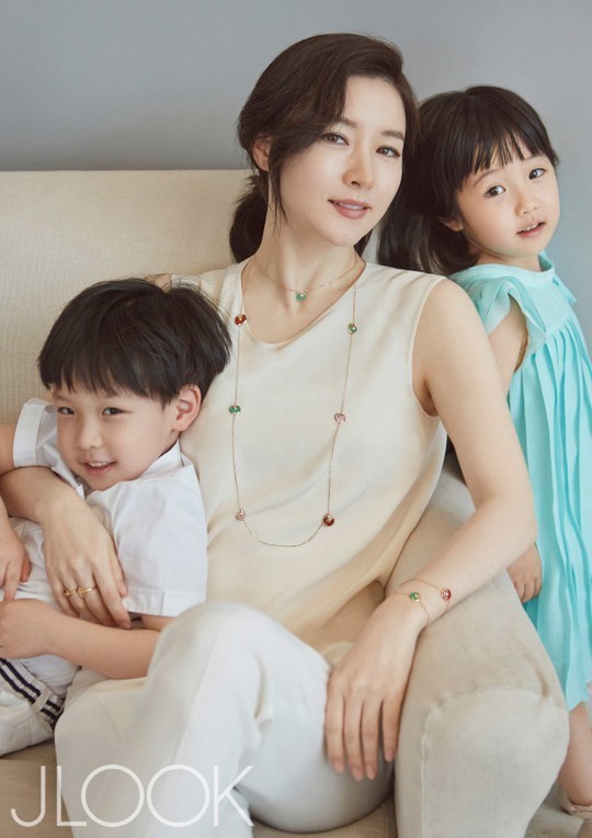 [포토] “분위기가 다르네” 이영애, 쌍둥이 자녀와 단란한 한때  