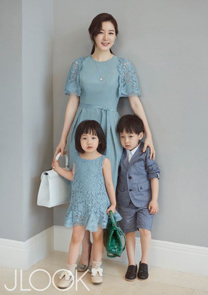 [포토] “분위기가 다르네” 이영애, 쌍둥이 자녀와 단란한 한때  