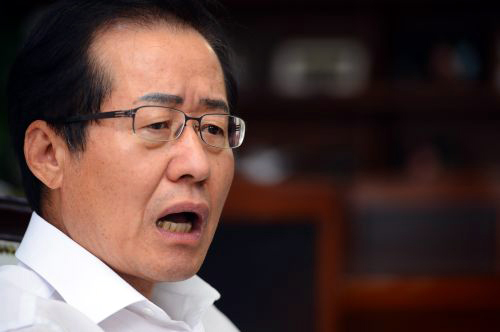 [속보] 검찰, 홍준표 경남지사 8일 오전 피의자 신분 소환  