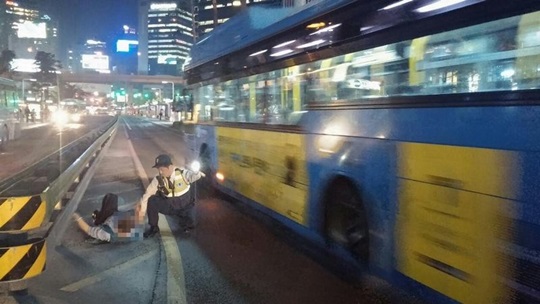 “부모님께 전화 한통 드리세요”… 버스전용차로에 뛰어든 할아버지 사연  
