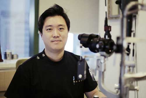 신문읽기 힘든 노안과 혼동하는 ‘백내장’ “자가진단 하기 힘들어요”  