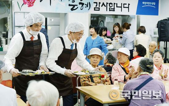 어버이날 배식봉사하는 야당 지도부  