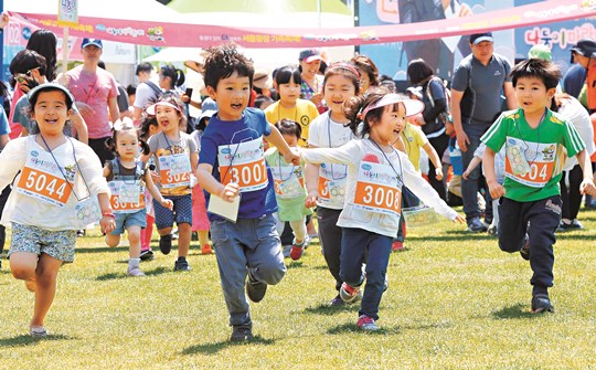 [포토] 달려라 다둥이 어린이들  