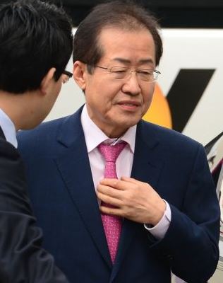 “국회대책비 남은 걸 생활비로? 횡령 아닌가”…홍 지사 ‘1억2000만원 집사람 비자금’ 논란  
