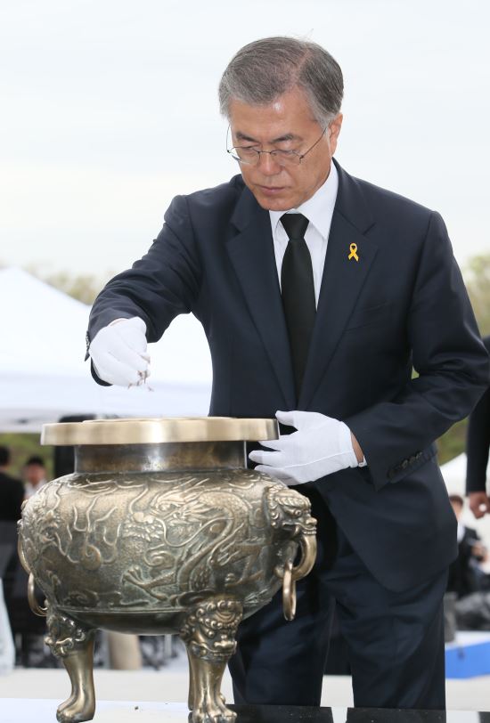 “친노를 쳐내야 문재인이 산다?” 벼랑끝에 선 문재인...살길은 ‘脫 친노’  