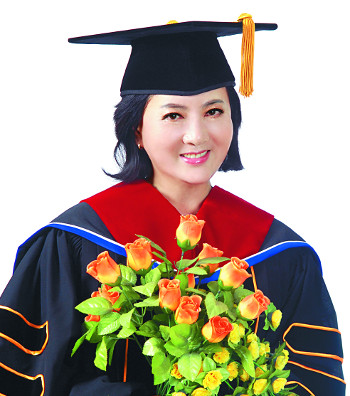 탈북여배우 “자유로운 대한민국서 주님 증거 합니다”… 美 솔로몬대 명예박사 학위 받은 주순영 선교사 기사의 사진