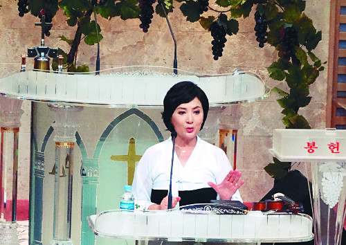 탈북여배우 “자유로운 대한민국서 주님 증거 합니다”… 美 솔로몬대 명예박사 학위 받은 주순영 선교사 기사의 사진