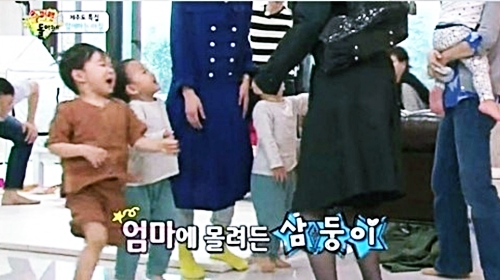 이번에도 얼굴 안 보여준 정승연 판사… 삼둥이는 “엄마다!” 우르르  