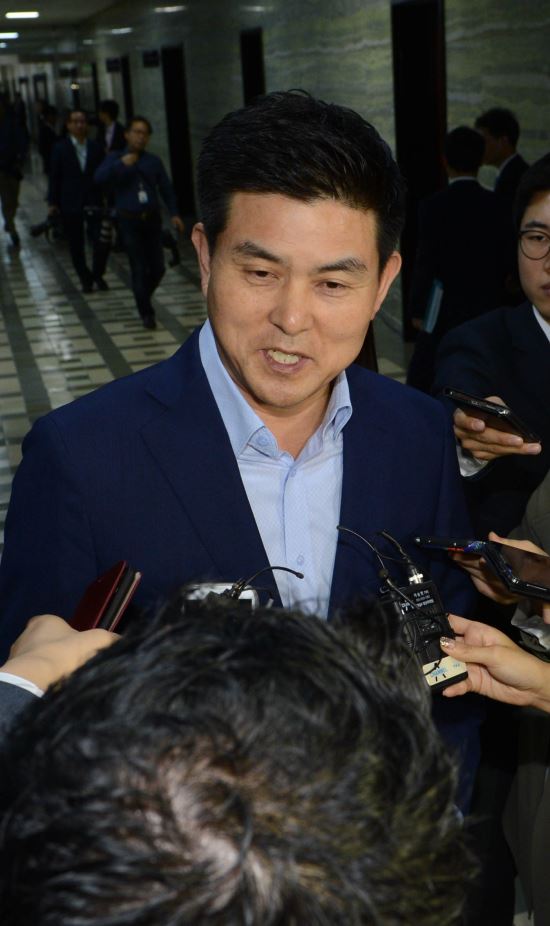 “똥 묻은 개가 겨 묻은 개 나무란다?” 김태호, ‘눈먼 돈’ 국회 직책비 투명 공개 주장  