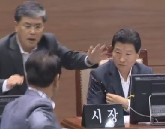 ‘계란 투척’ 창원시의원 항소심도 당선무효형  