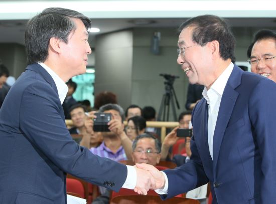“보고싶어 잠을 못 잘 정도로 설레었다?” 안철수-박원순 짝짓기, 문재인 거리두기?  