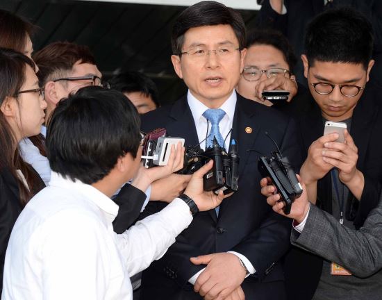 [황교안 인사 청문회] 부인 재산 6년새 6억 증가 신고누락·딸 증여세 지각 납부 의혹  