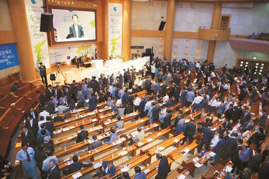 ⼺,   ڰ  ȥϸ  ȴ  