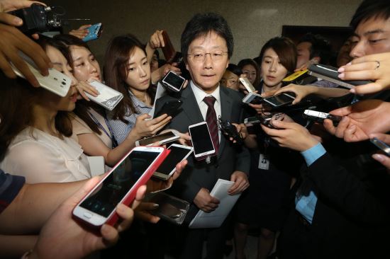유승민, “상황 변화 없고 할말 없다”…당분간 원내대표직 유지할 듯  