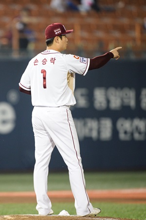 ‘어제보다 오늘 더’ 손승락 13세이브…피어밴드 호투에 넥센 영봉승  