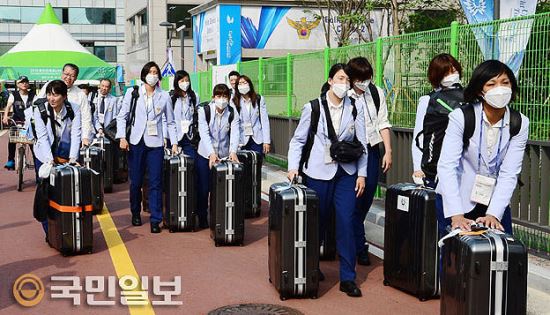 마스크로 무장한 일본 선수단  