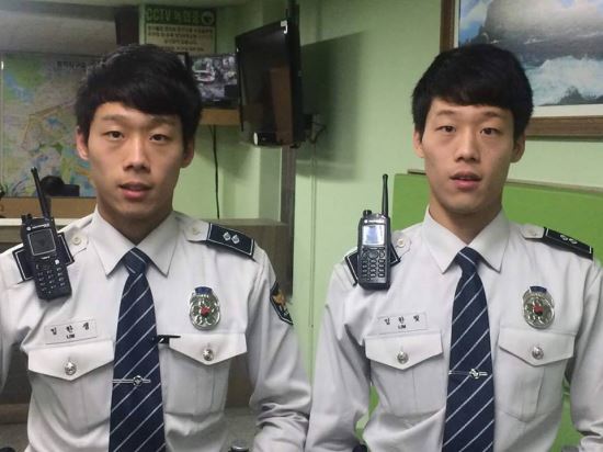 [사진] 똑같은 외모…  ‘분신술’ 쓰는 쌍둥이 경찰관 무서워라  