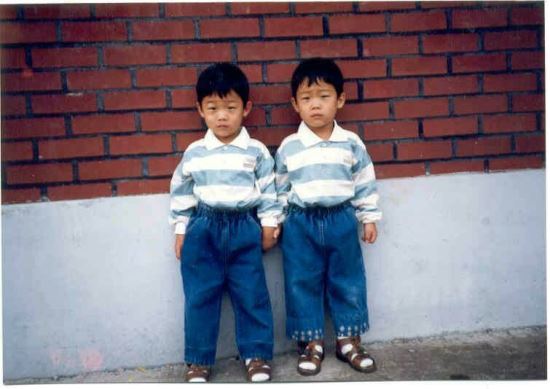 [사진] 똑같은 외모…  ‘분신술’ 쓰는 쌍둥이 경찰관 무서워라  