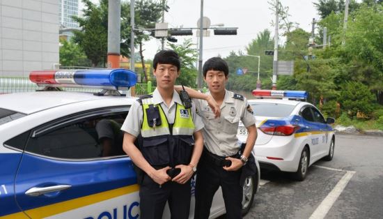 [사진] 똑같은 외모…  ‘분신술’ 쓰는 쌍둥이 경찰관 무서워라  