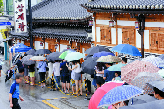 [포토] 오늘 초복… 삼계탕 전문식당 인파  
