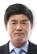 부산 윤성효 감독 성적 부진으로 전격 사퇴  